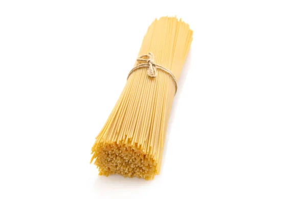 Hromada Syrových Špaget Svázaných Provazem Izolovaným Bílém Pozadí Kopírovat Prostor — Stock fotografie