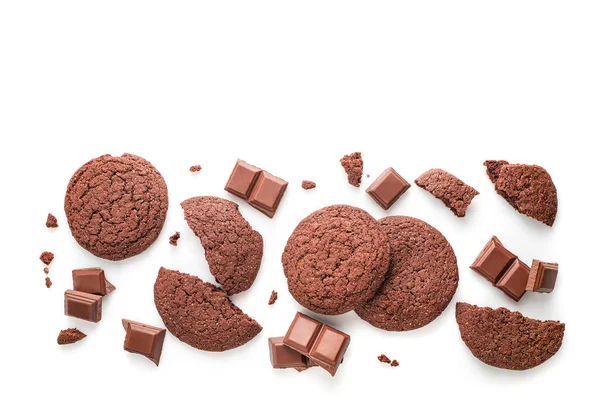 チョコレートクッキーとチョコレートピースは白い背景に隔離されている トップ表示 — ストック写真