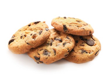 Beyaz arka planda izole edilmiş çikolata parçacıklı kurabiyeler..