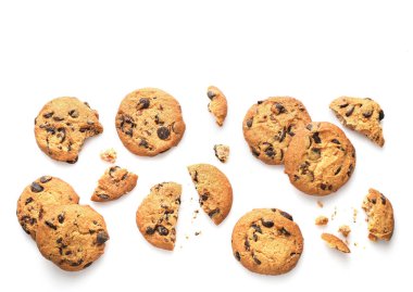 Beyaz arka planda izole edilmiş çikolatalı kurabiyeler. Üst görünüm.