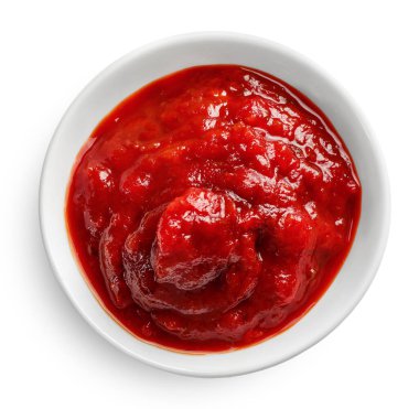 Beyaz arka planda küçük beyaz kasede domates sosu. Üst Manzara. Boşluğu kopyala.