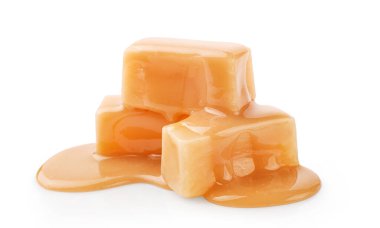 Karamel soslu yumuşak karamel şekerler beyaz arkaplanda izole edilmiş..