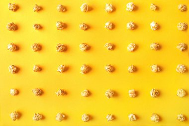 Sarı arka planda tatlı karamelli patlamış mısır deseni.