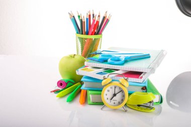 Beyaz arka planda bir grup okul malzemesi izole edildi.