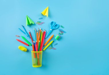 Mavi arka planda bir grup okul malzemesi. Üst Manzara. Boşluğu kopyala.
