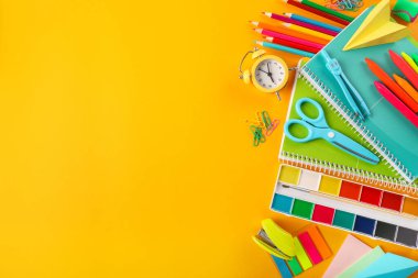 Turuncu arka planda bir grup okul malzemesi. Üst Manzara. Boşluğu kopyala.