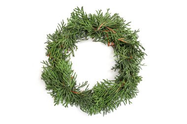 Geleneksel Noel çelengi beyaz arka planda izole edilmiş. Üst görünüm.