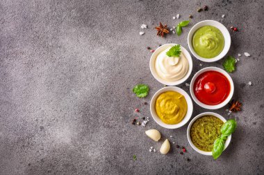 Arka planda küçük kaselerde soslar var. Üst Manzara. Boşluğu kopyala.