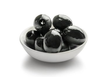 Beyaz arka planda izole edilmiş küçük kasede siyah zeytin..