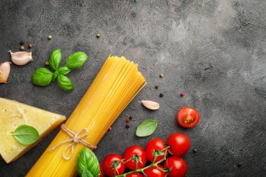 Siyah arka planda İtalyan makarnası için gıda malzemeleri. Üst görünüm.