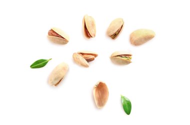 Beyaz arka planda fıstık var. Üst görünüm.