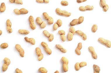 Beyaz arka planda izole edilmiş fındık kabuğu desenli fıstık. Üst görünüm.