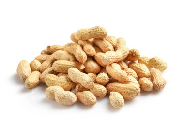 Beyaz arkaplanda izole edilmiş fıstık yığını.