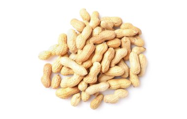 Fındık kabuğundaki fıstıklar beyaz arka planda izole edilmiş. Üst görünüm.