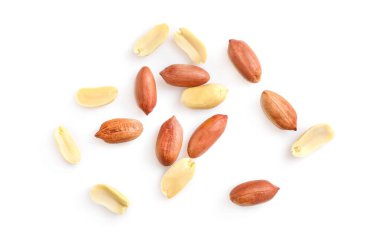 Soyulmamış ve soyulmamış fıstıklar beyaz arka planda izole edilmiş. Üst görünüm.