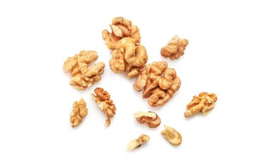 Ceviz çekirdekleri beyaz arka planda izole edilmiş. Üst Manzara. Boşluğu kopyala.