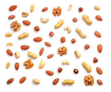 Karışık fındık deseni beyaz arka planda izole edilmiş. Üst görünüm.