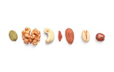 Beyaz arka planda izole edilmiş bir sürü farklı fındık. Üst Manzara. Boşluğu kopyala.