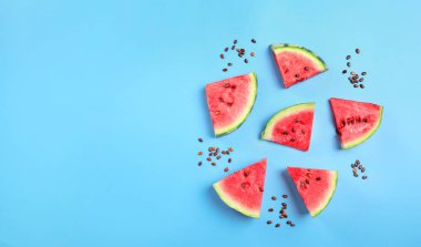 Mavi arka planda olgun sulu karpuz parçaları. Üst Manzara. Boşluğu kopyala.