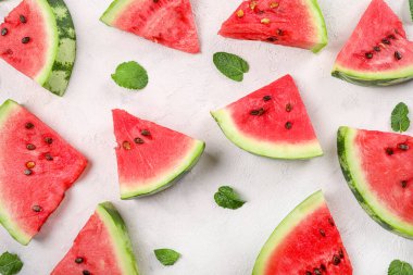 Beyaz arka planda olgun sulu karpuz parçaları deseni. Üst görünüm.