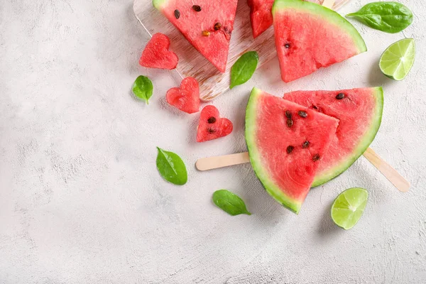 Watermeloen Stukken Stokjes Witte Achtergrond Bovenaanzicht Kopieerruimte — Stockfoto