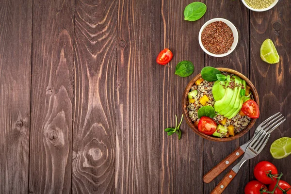 Здоровий Вегетаріанський Обідня Чаша Кіокою Авокадо Помідорами Шпинатом Насінням Дерев — стокове фото