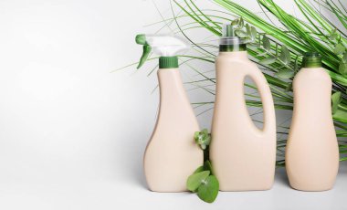 Çevre temizleme ürünleri beyaz arkaplanda izole edildi