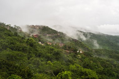 Hainan Adası, Çin dağlarında kapsayan sis
