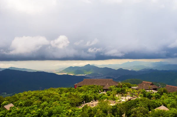 Hainan Adası örtüsü altında bulutlar
