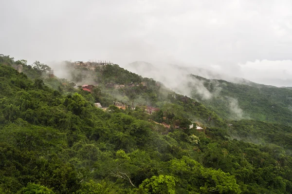 Hainan Adası, Çin dağlarında kapsayan sis