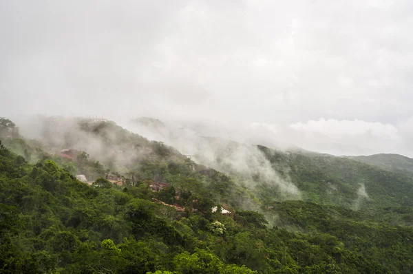 Niebla que cubre montañas en la isla de Hainan, China Imagen de archivo