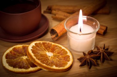 Mum ışığı ile sıcak kış çayı