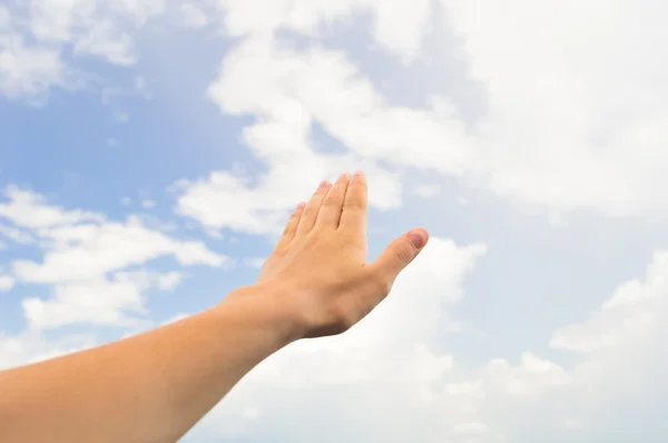 Hand palm op de blauwe hemel met wolken — Stockfoto