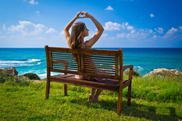 Young woman showing hands heart — Stock Photo, Image