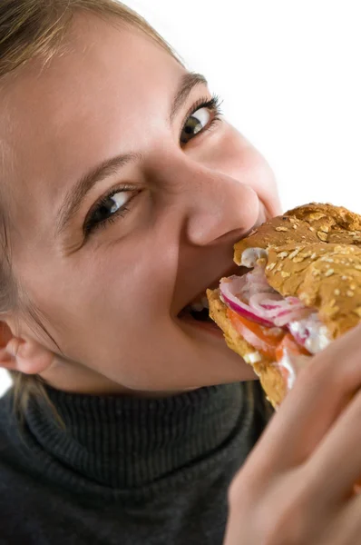 Mujer joven comiendo un sándwich — Foto de Stock