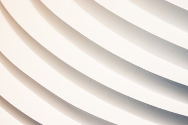 Beyaz merdiven. Beyaz çizgili