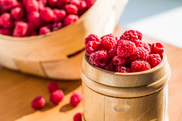 Sepet içinde tatlı ahududu