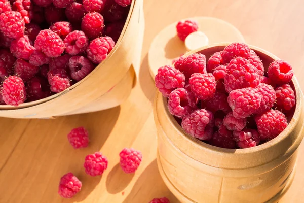 Sepet içinde tatlı ahududu