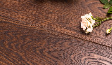 Örnek bir koyu kahverengi parke.