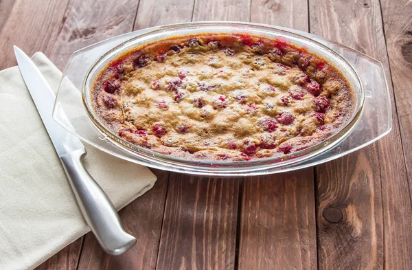 Bir cam plaka ve fincan tabağı kiraz kiraz pasta