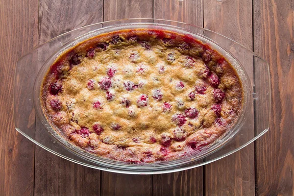 Bir cam levha vişneli pasta