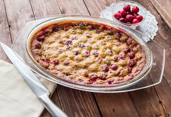 Bir cam tabakta kirazlı turta ve uçan daire kiraz