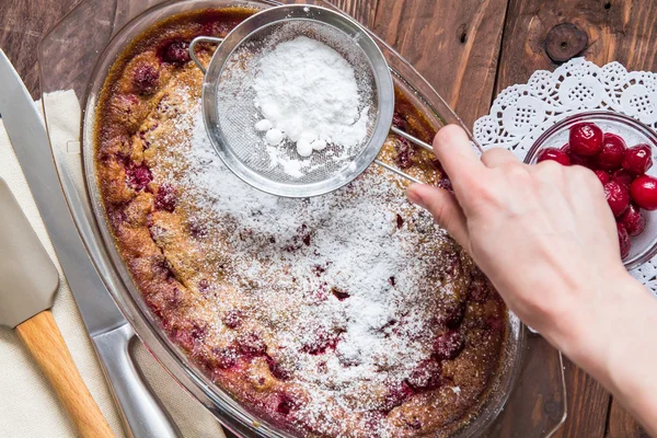 Bir cam plaka ve fincan tabağı kiraz kiraz pasta