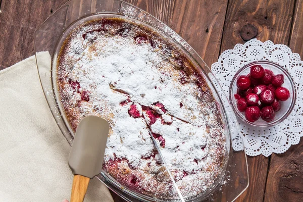 Kirschtorte in einem Glasteller und Untertasse Kirschen — Stockfoto