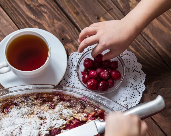 Çocuk el kiraz için ulaşmak