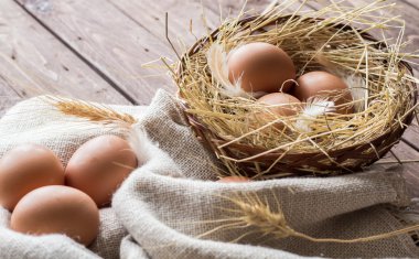 Tavuk yumurtası saman ile sepet içinde