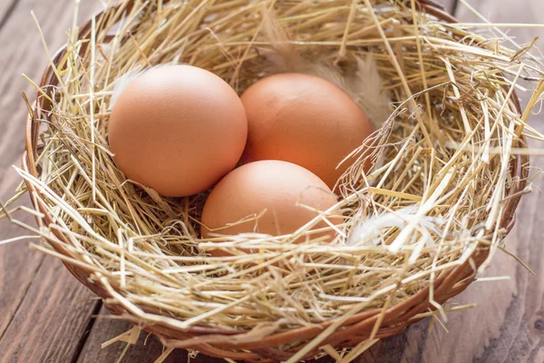 Tavuk yumurtası saman ile sepet içinde