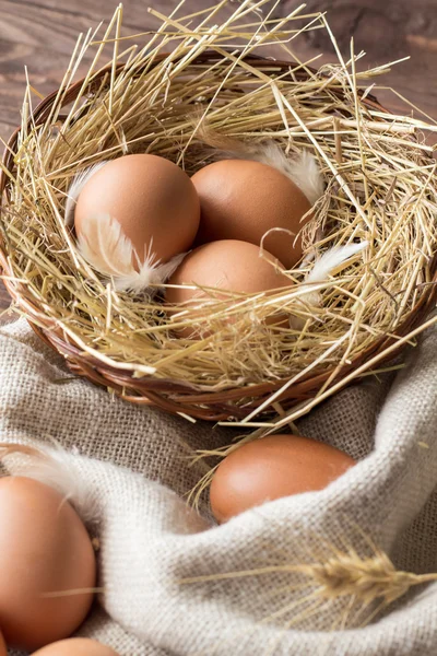 Tavuk yumurtası saman ile sepet içinde