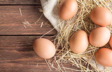 Tavuk yumurtası keten peçeteye