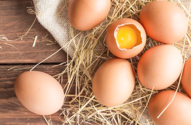 Tavuk yumurtası keten peçeteye